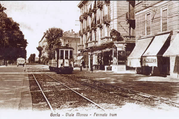 Gorla. Viale Monza. Fermata del tram